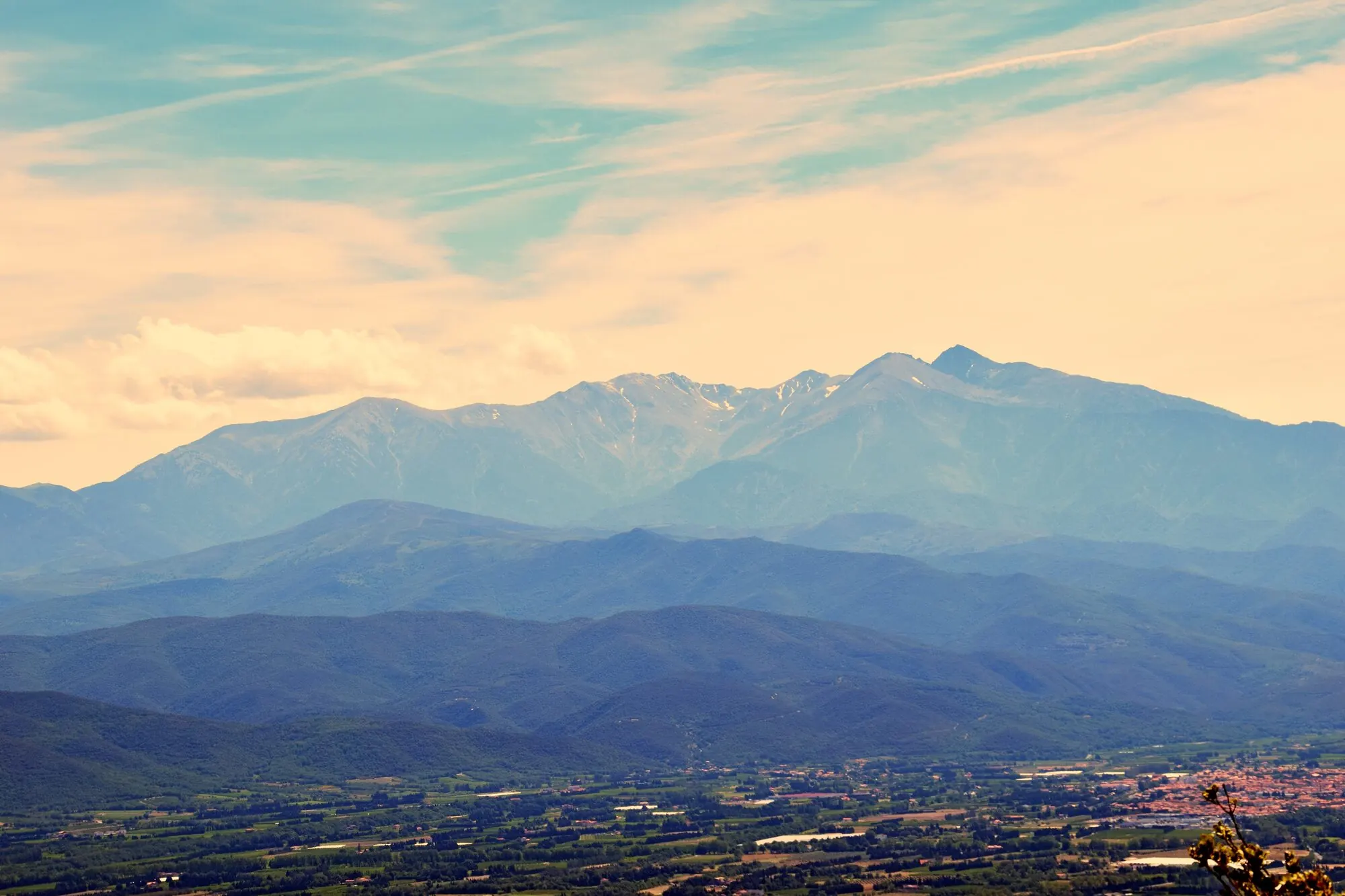 Le massif du Canigou vu depuis Força Réal, au-dessus de la plaine du Roussillon