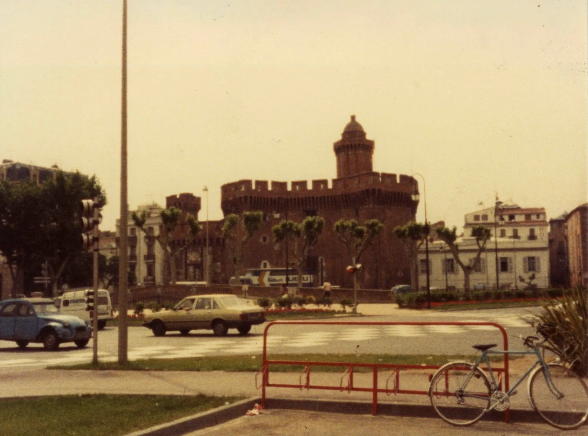 Le Castillet, porte fortifiée et symbole de Perpignan, en briques rouges du Roussillon