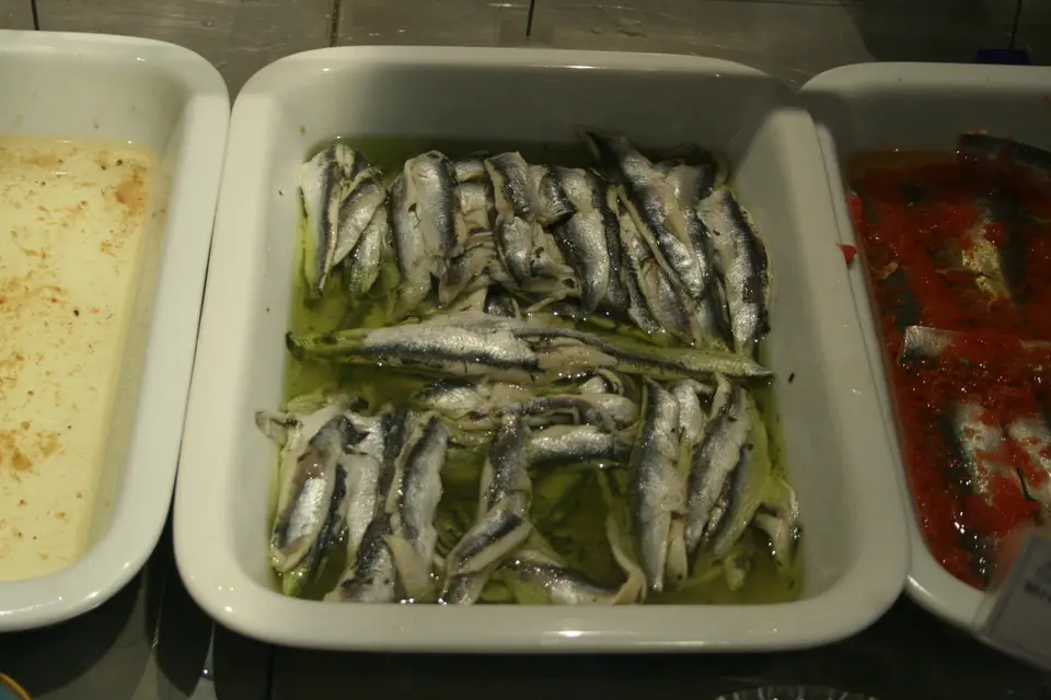 Filets d'anchois marinés, huile d'olive et persil