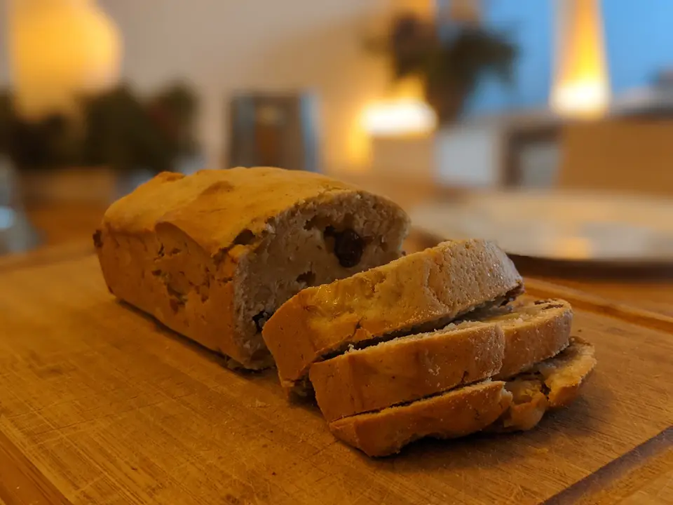 Banana bread tranché sur sa planche, encore tiède