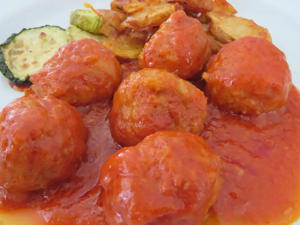 Boulettes de viande mijotées dans une sauce tomate