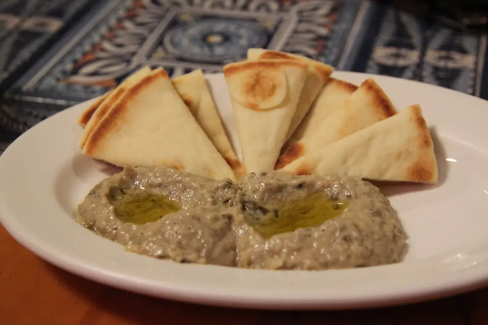 Caviar d'aubergine fumé servi avec du pain plat