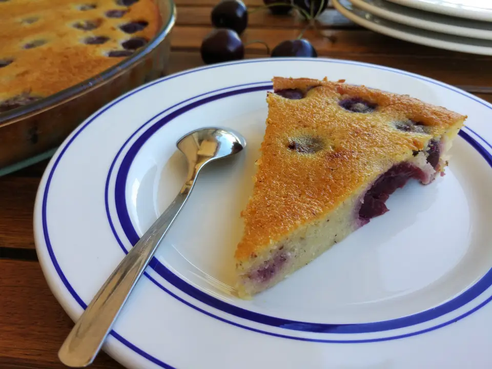 Clafoutis aux cerises dans son plat, à peine sorti du four