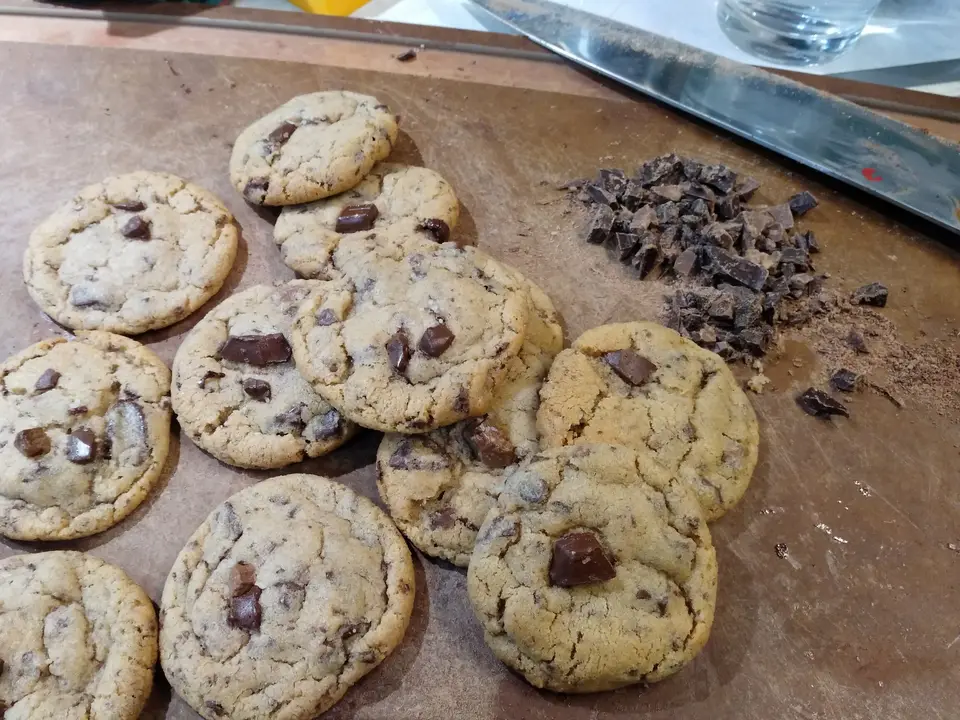 Cookies aux pépites de chocolat sur une planche