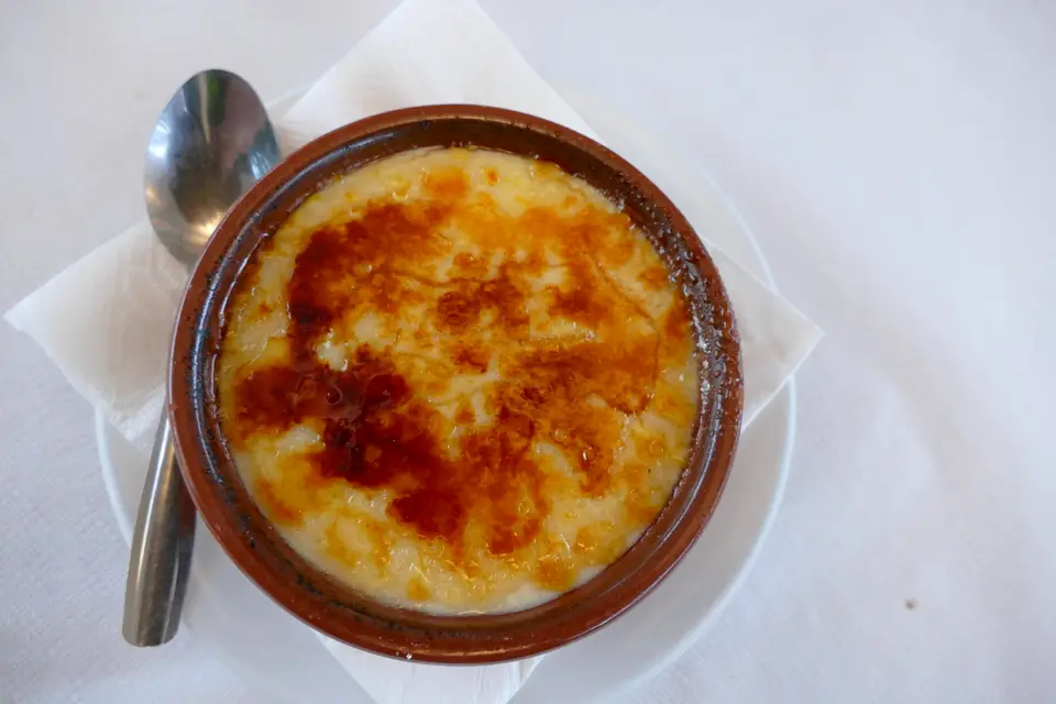 Crema catalana dans sa cazuela, sucre caramélisé sur le dessus