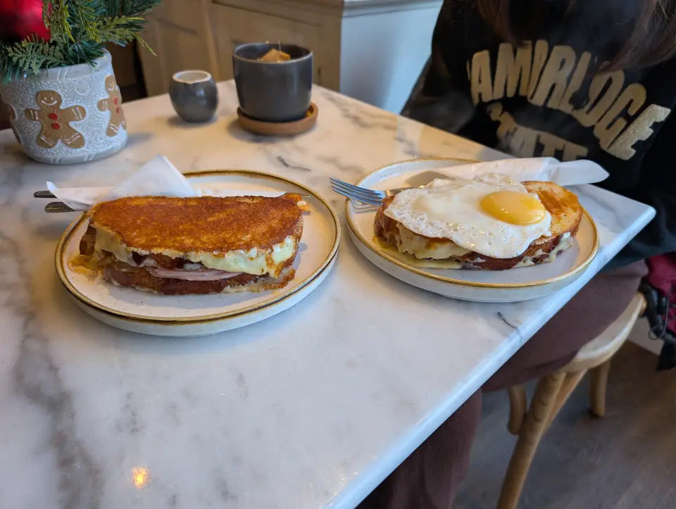 Croque-madame gratiné surmonté de son œuf au plat