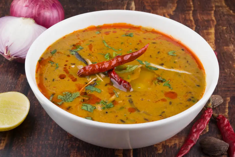Dahl de lentilles corail, huile de piment et coriandre
