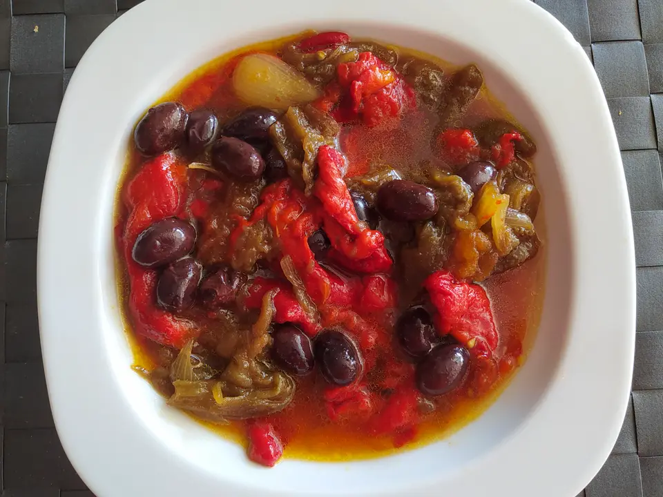 Escalivada : poivrons et aubergines grillés, pelés et arrosés d'huile d'olive
