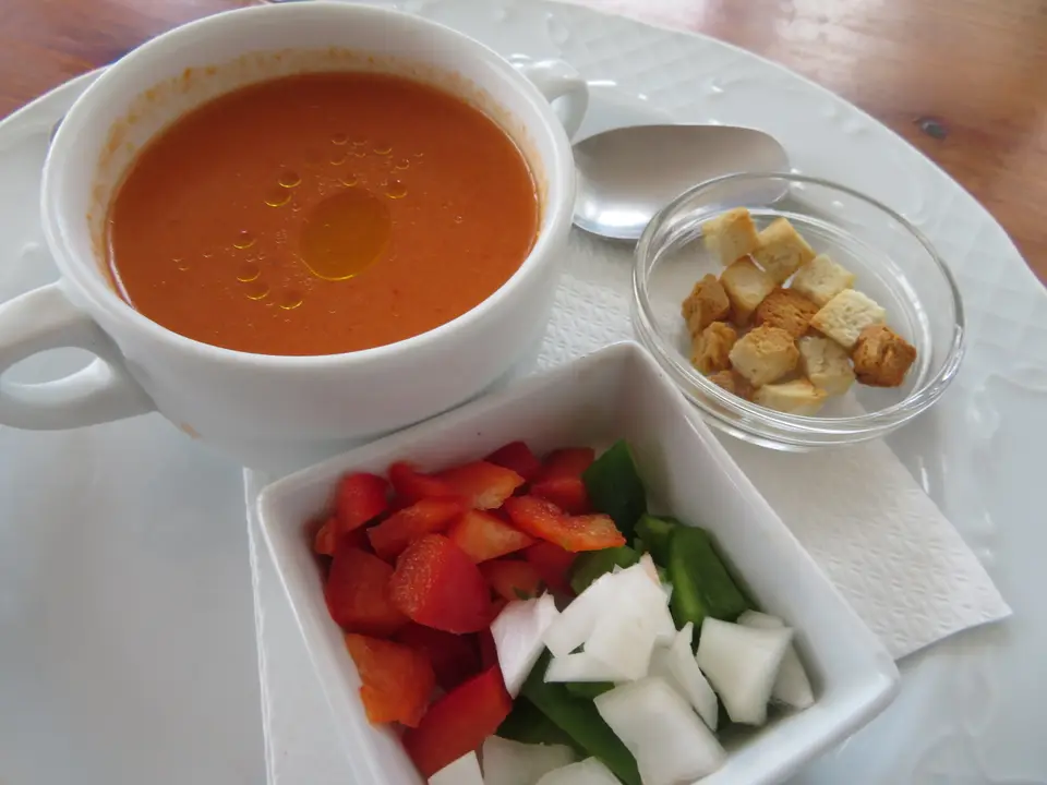 Gaspacho andalou servi frais avec sa garniture de légumes en dés