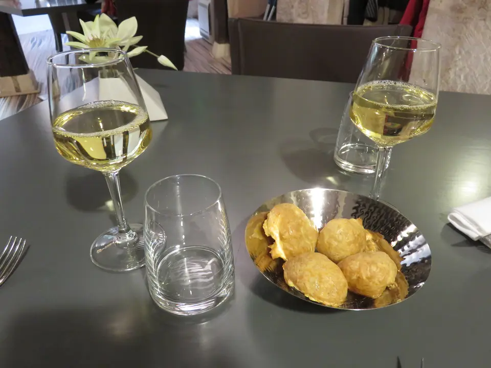 Gougères au fromage gonflées et dorées