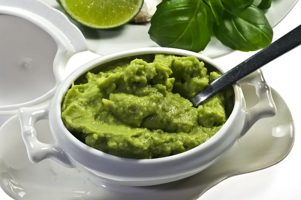 Guacamole écrasé à la fourchette, coriandre et citron vert