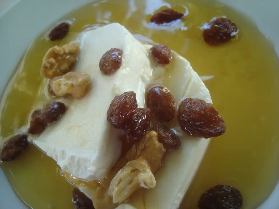 Mel i mató : fromage frais nappé de miel, noix et raisins secs