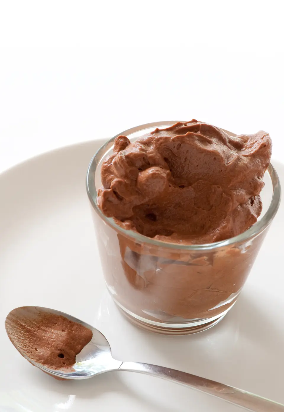 Mousse au chocolat aérée servie en verrine, cuillère posée