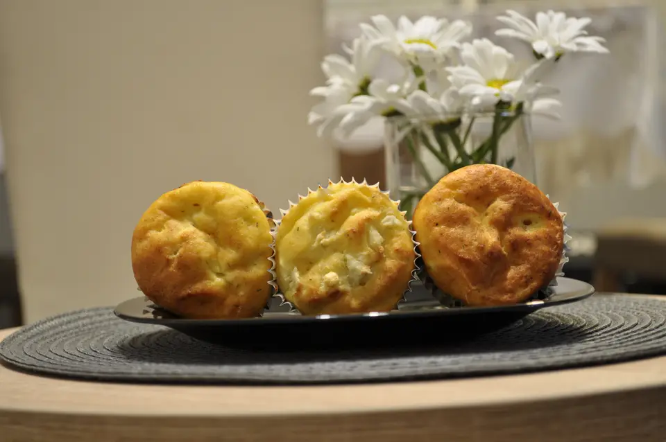 Muffins salés au fromage, tout juste démoulés