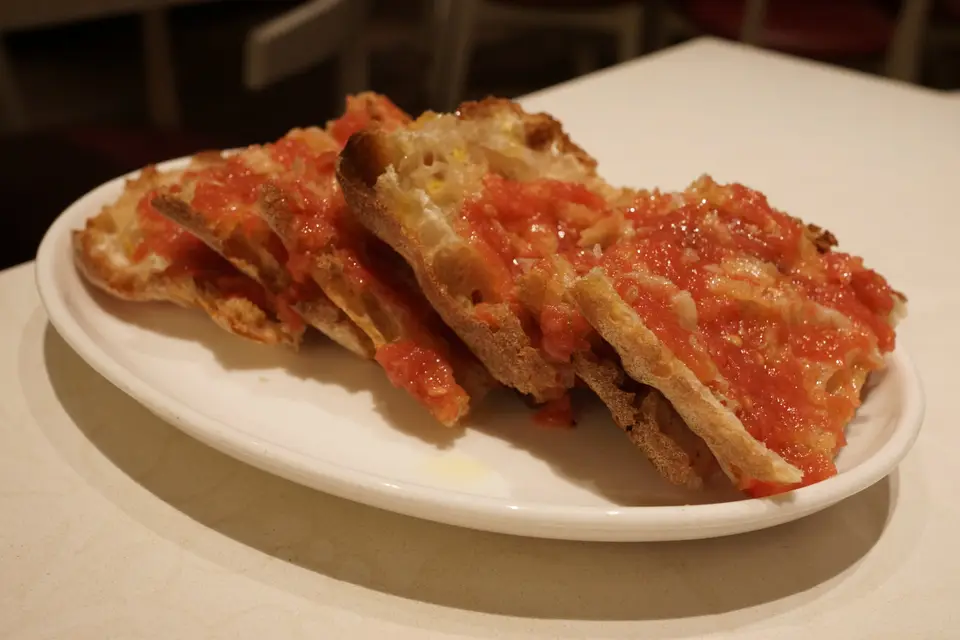 Pain frotté à la tomate et arrosé d'huile d'olive