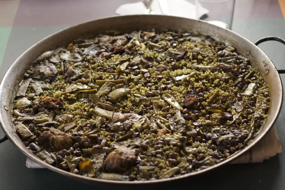 Paella de légumes colorée dans sa poêle