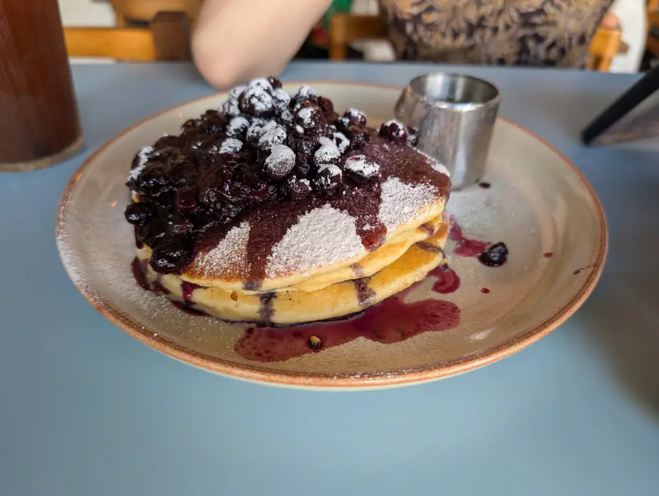 Pile de pancakes aux myrtilles, compotée et sucre glace