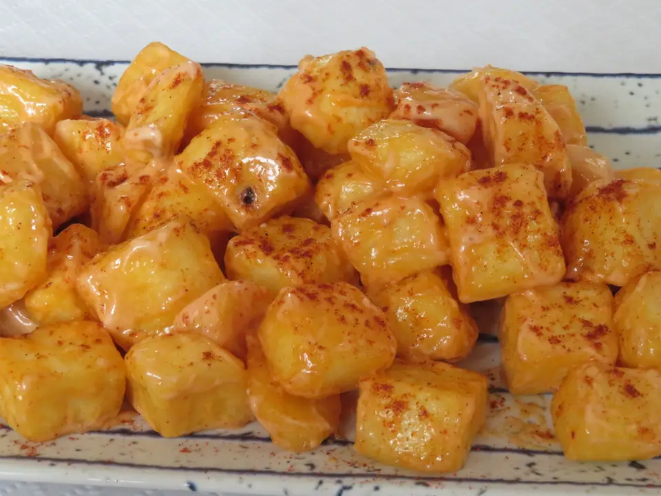 Patatas bravas dorées, sauce brava au paprika