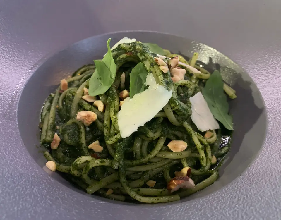 Linguine au pesto de basilic, copeaux de fromage et pignons