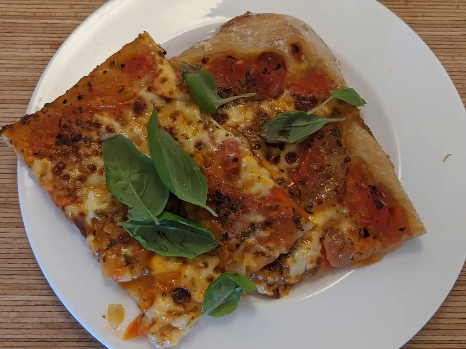 Pizza margherita maison, mozzarella fondue et basilic
