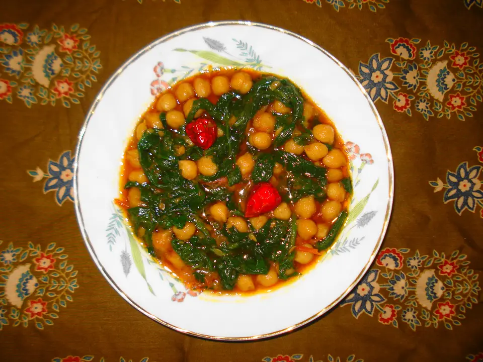 Pois chiches et épinards mijotés dans une sauce à la tomate et au paprika