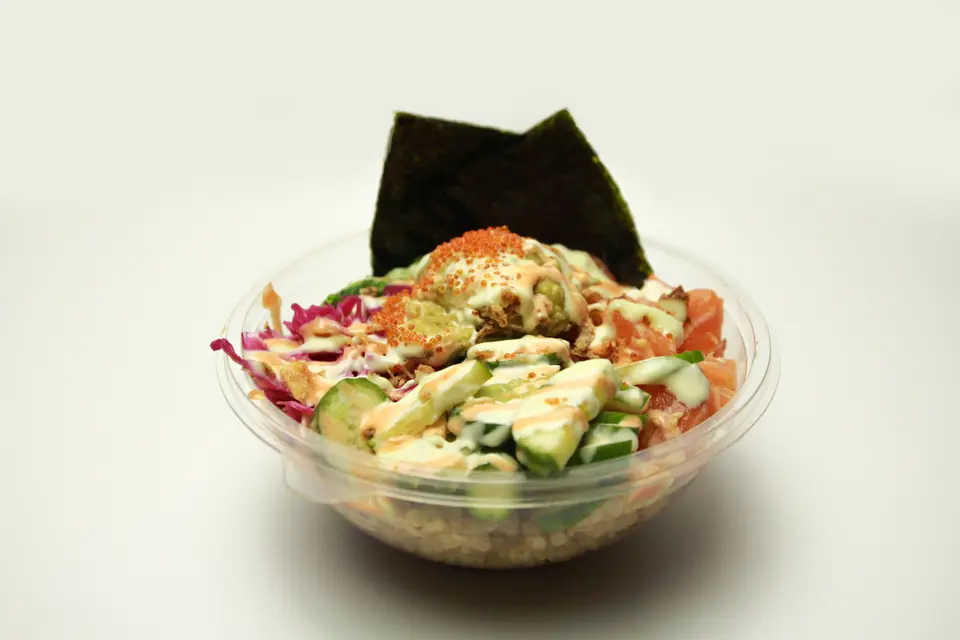 Poke bowl au saumon cru, riz et légumes croquants