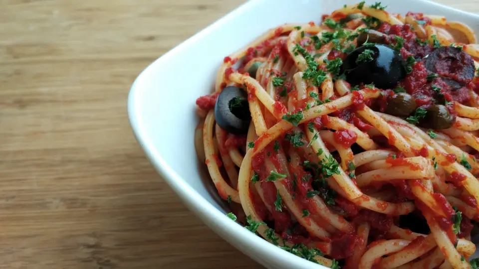 Spaghetti alla puttanesca : olives noires, câpres et sauce tomate