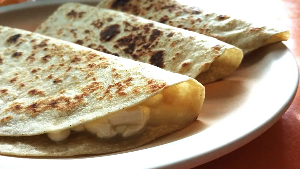 Quesadillas au fromage fondant, pliées et dorées à la poêle