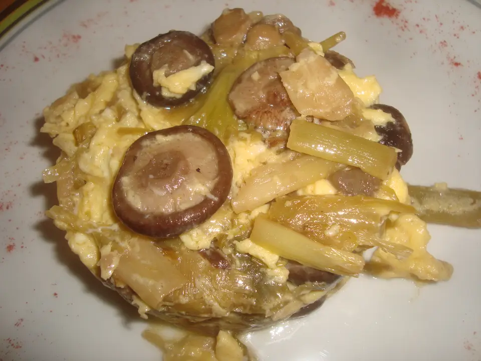 Œufs brouillés baveux aux champignons et à l'ail nouveau