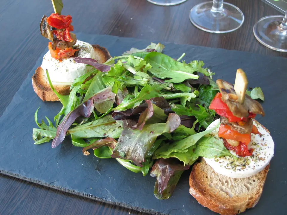 Toasts de chèvre chaud sur mesclun, ardoise de bistrot