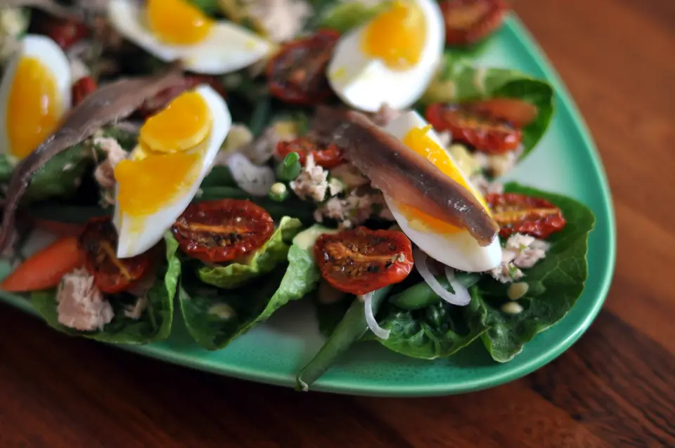 Salade niçoise : thon, œuf, olives, tomates et haricots verts
