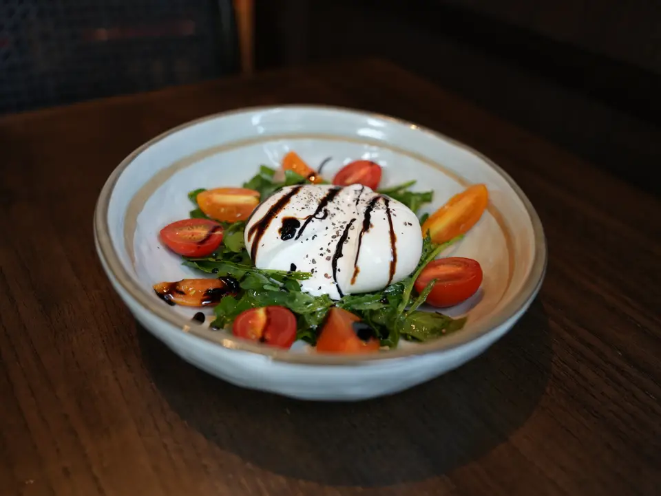 Salade de tomates cerises, burrata et roquette