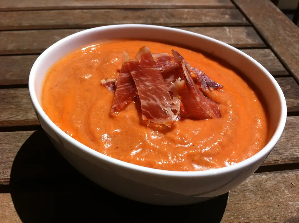 Salmorejo crémeux orangé, copeaux de jambon, au soleil