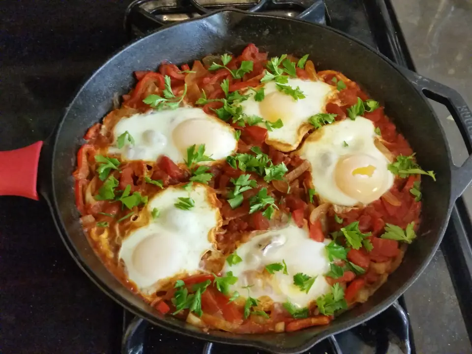 Shakshuka : œufs pochés dans une sauce tomate épicée