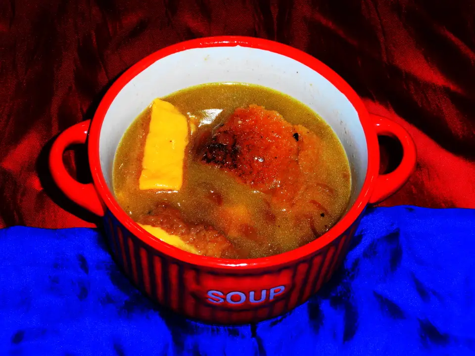 Soupe à l'oignon gratinée sous sa croûte de fromage