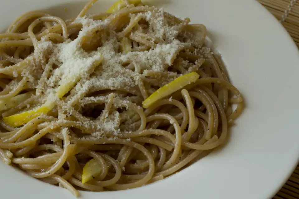 Spaghetti au citron, zeste et fromage râpé