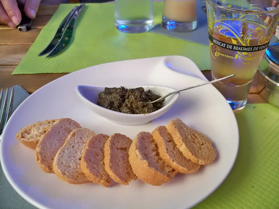 Tapenade d'olives noires dans son bol