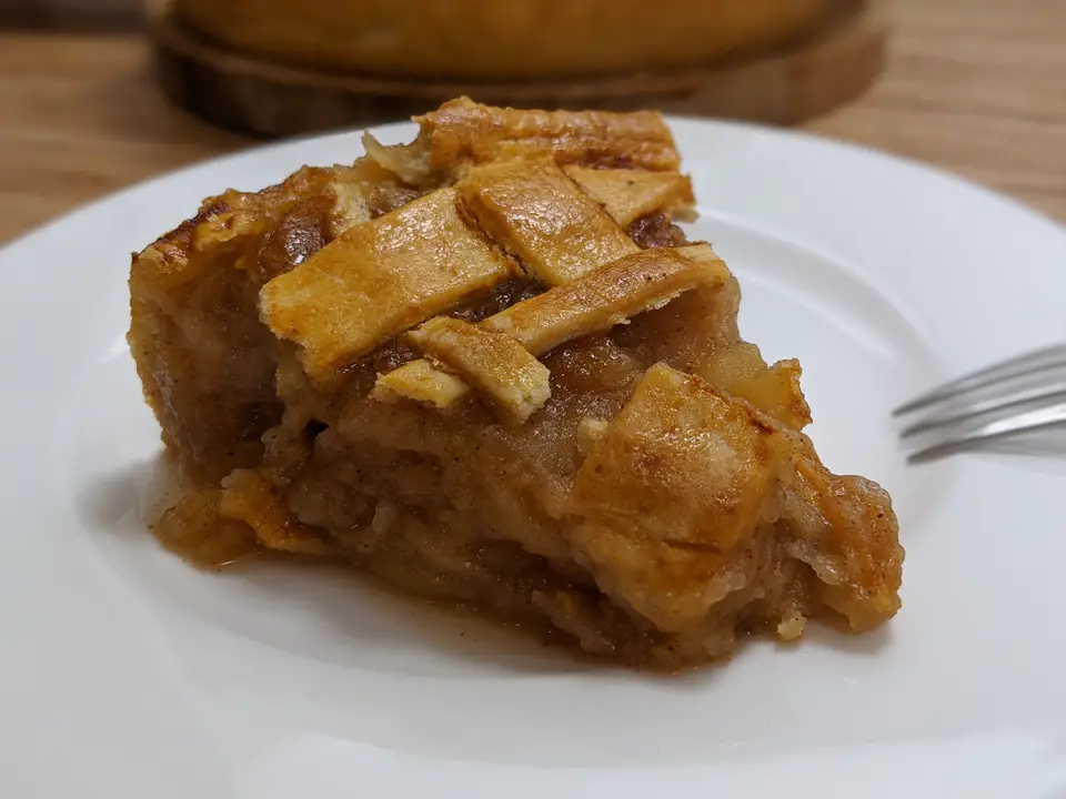 Tarte aux pommes dorée, lamelles disposées en rosace