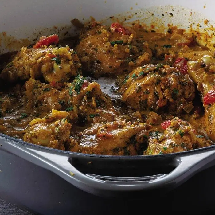 Curry de poulet à la sauce cacahuète dans une cocotte en fonte