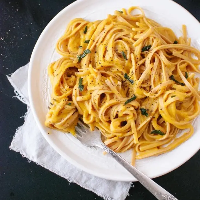 Linguine nappées d'une sauce crémeuse à la courge, sauge ciselée