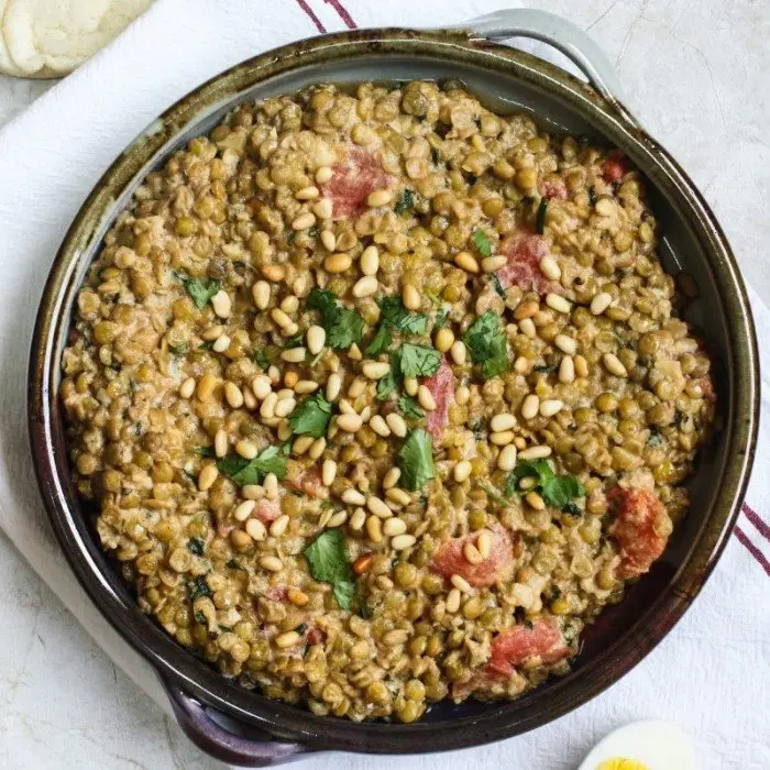Lentilles vertes aux légumes dans une poêle, vues de dessus