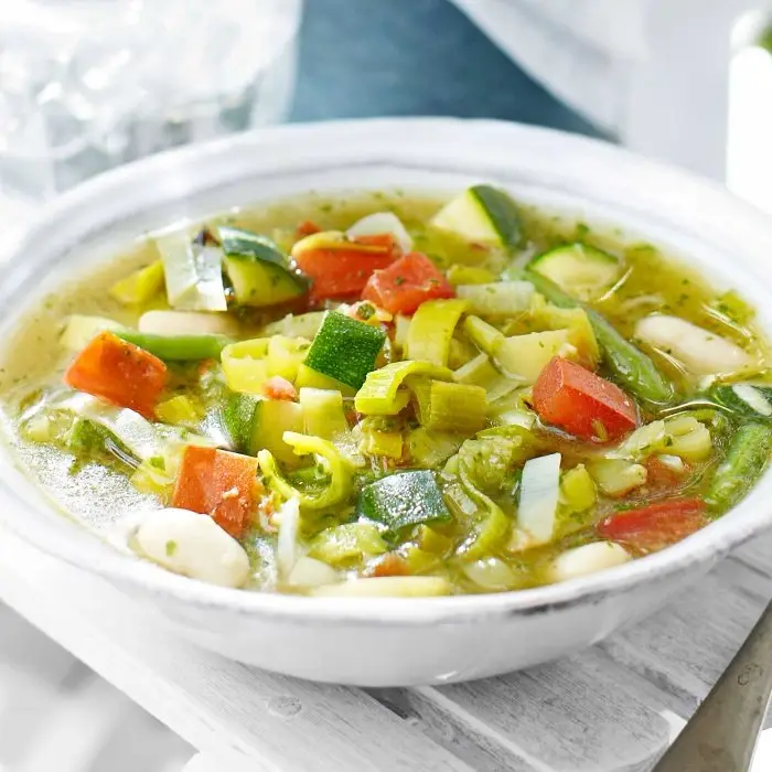 Bol de soupe de légumes d'été aux haricots blancs, courgette et poireau