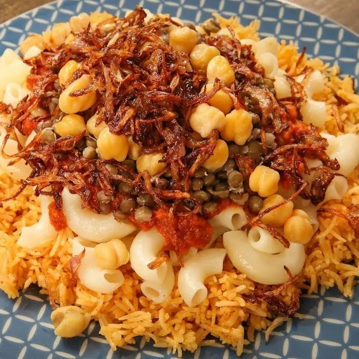 Koshari : riz aux lentilles, macaronis, pois chiches, sauce tomate et oignons frits