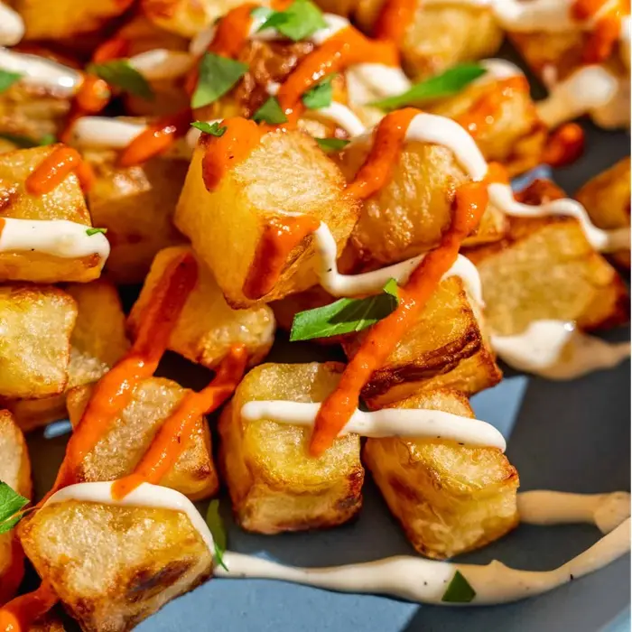 Cubes de pommes de terre dorés, sauce tomate au paprika et herbes