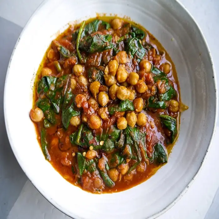 Assiette de pois chiches au chorizo et aux épinards