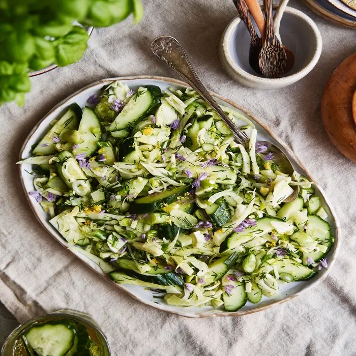 Salade de concombre et de fenouil émincés à l'aneth, sur un plat ovale