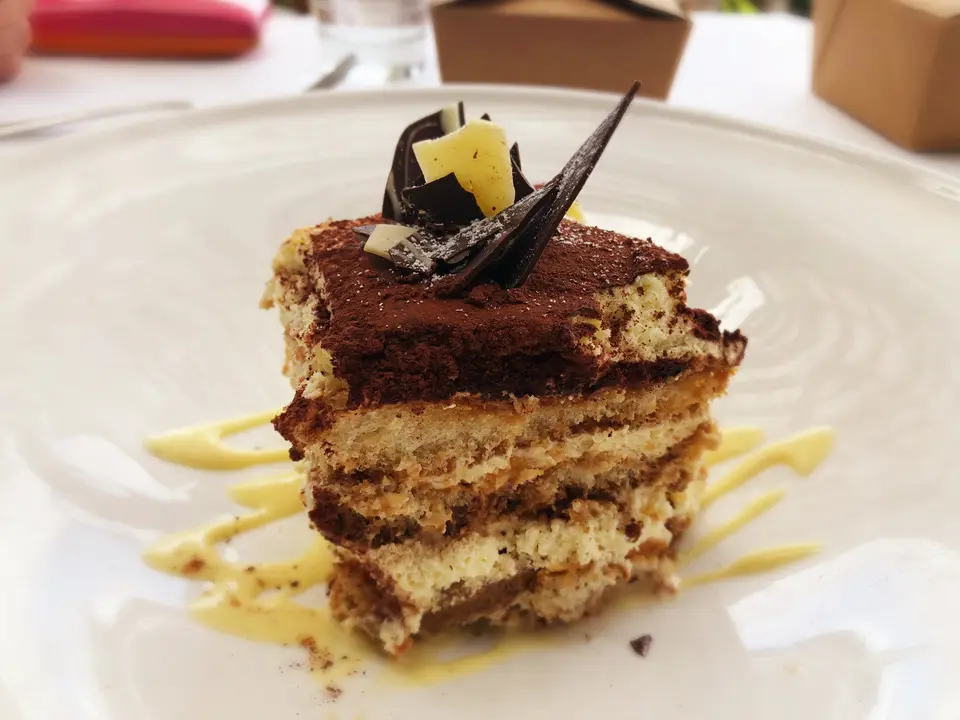 Part de tiramisu saupoudrée de cacao