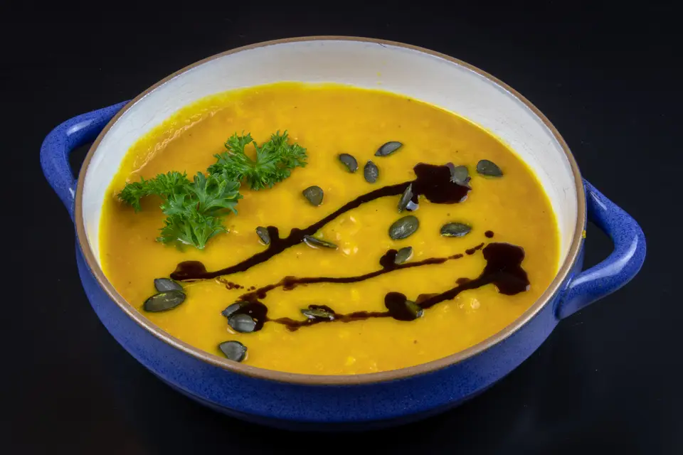 Velouté de potimarron orangé, graines de courge et persil