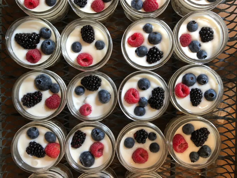 Yaourt épais, granola croustillant et fruits rouges